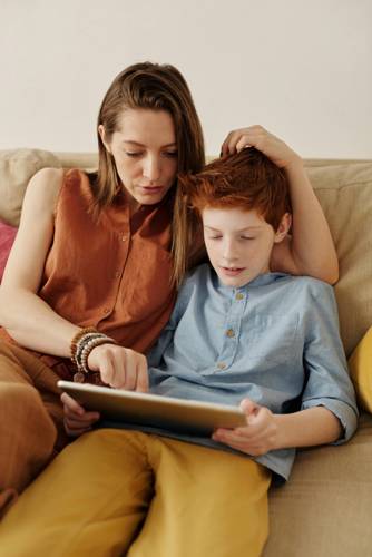 Madre e hijo con una tablet